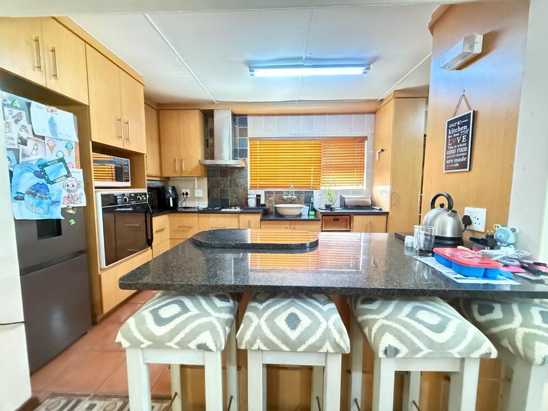 4 Bedroom Property for Sale in Bergzicht Western Cape